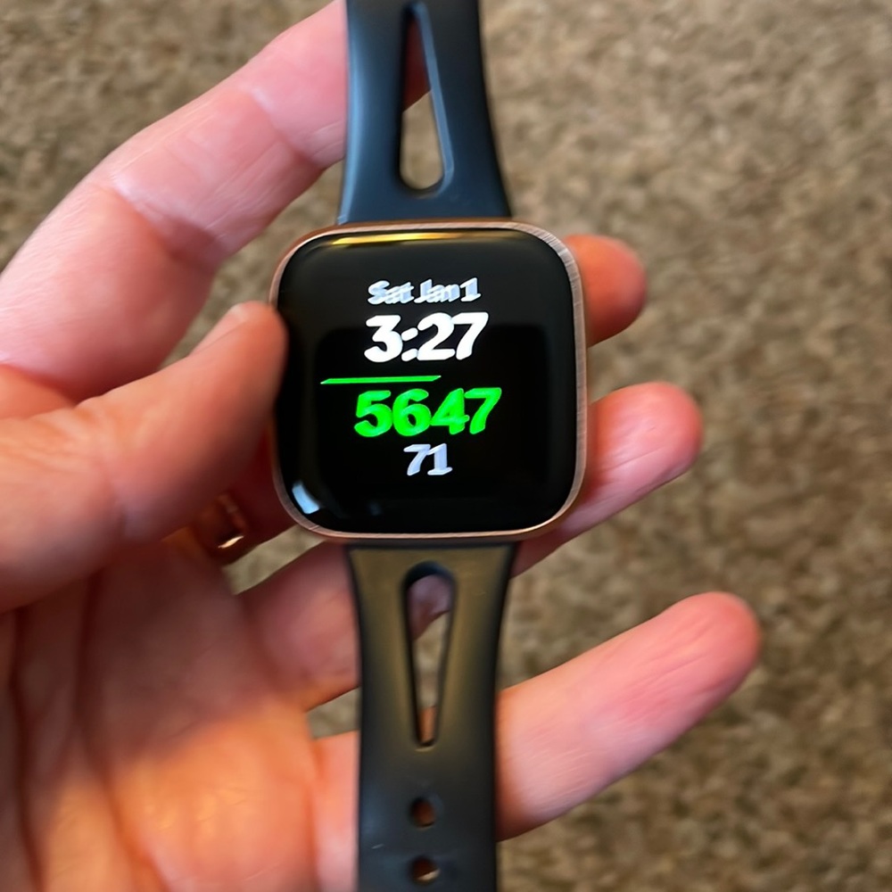 Fitbit Versa 2 in Rose gold with black band